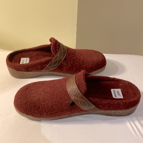 Earth Origins Aurora Janet Felt Slip-On Clog with Strap Merlot - Picture 3 of 5